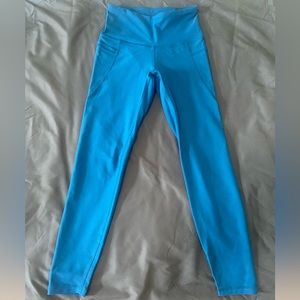 Beautiful & soft light blue, dry-fit/spandex-like, small leggings with pockets.